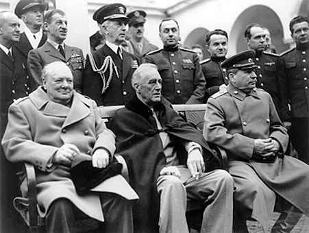 De gauche à droite: le Premier ministre britannique Winston Churchill, le président des États-Unis Franklin Roosevelt et le dirigeant soviétique Joseph Staline.